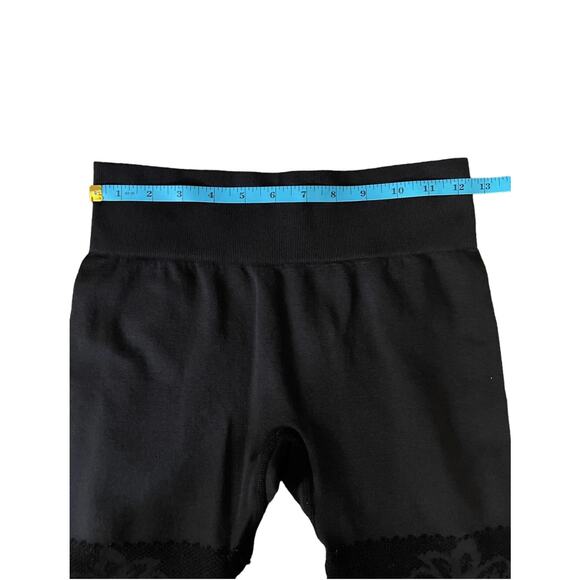 Fabletics Black Laser Cut Floral Detail Leggings Seamless Capri Size XS - GUC - Picture 12 of 12